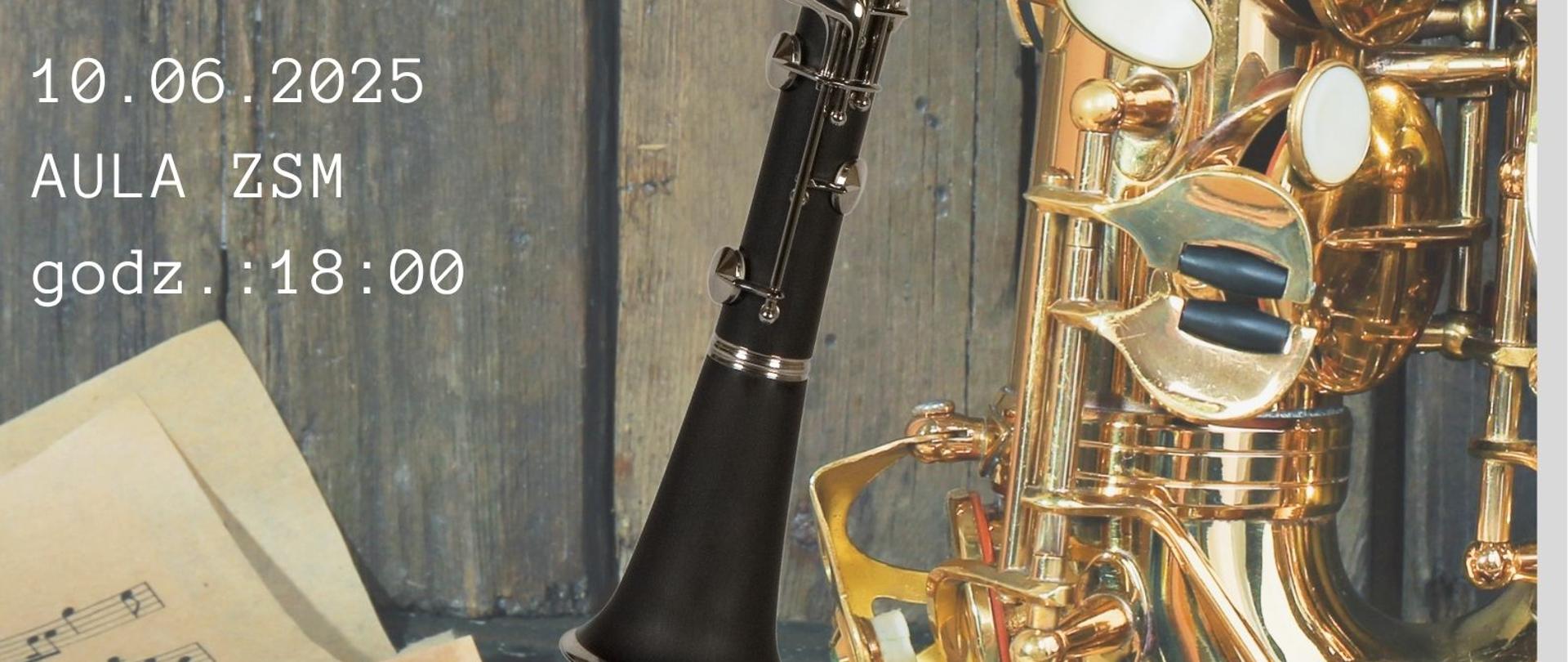 Tło zdjęcie nut i instrumentów dętych, tekst dotyczący popisu klasy fletu B. Chlastacz i klarnetu i saksofonu R. Gudai, 10 czerwca 2025 r. o godz. 18.00 w Auli ZSM