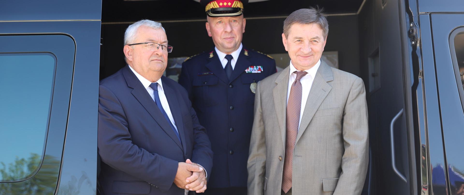 Od lewej: minister infrastruktury Andrzej Adamczyk, komendant główny Straży Ochrony Kolei dr Józef Hałyk, szef KPRM Marek Kuchciński