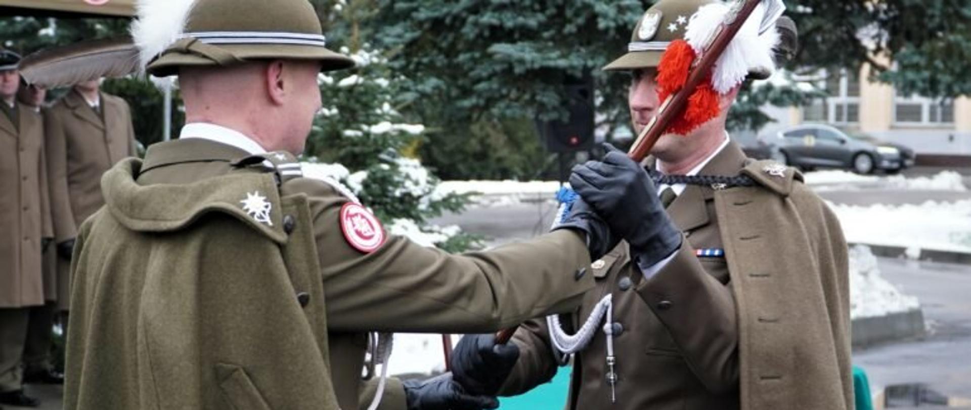 Dowódcy 1. Batalionu Strzelców Podhalańskich podczas przekazania obowiązków