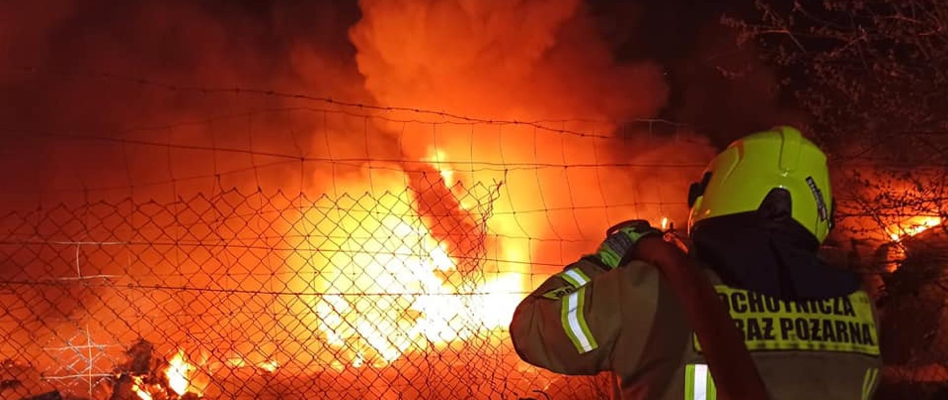 Strażak gaszący pożar