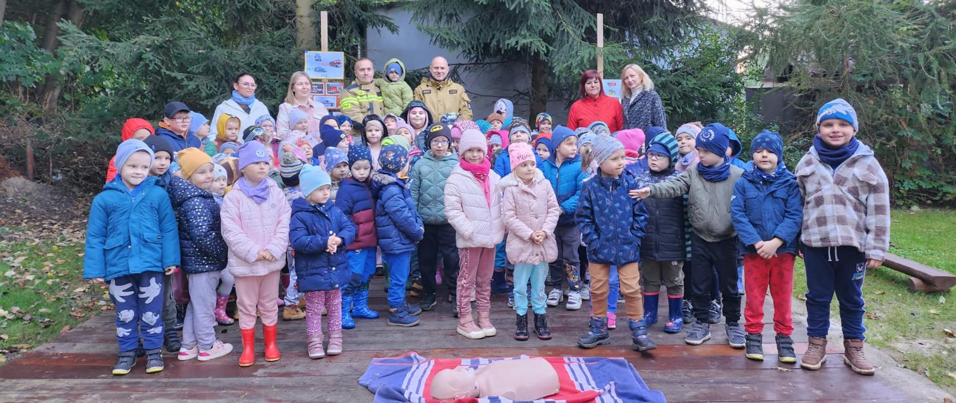 Na zdjęciu funkcjonariusze PSP wraz z przedszkolakami 