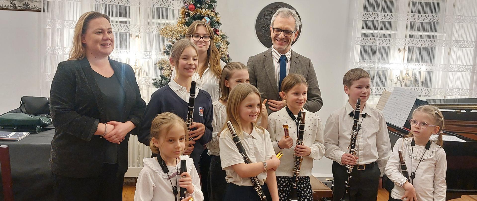 siedmioro dzieci z klarnetami oraz dwoje nauczycieli