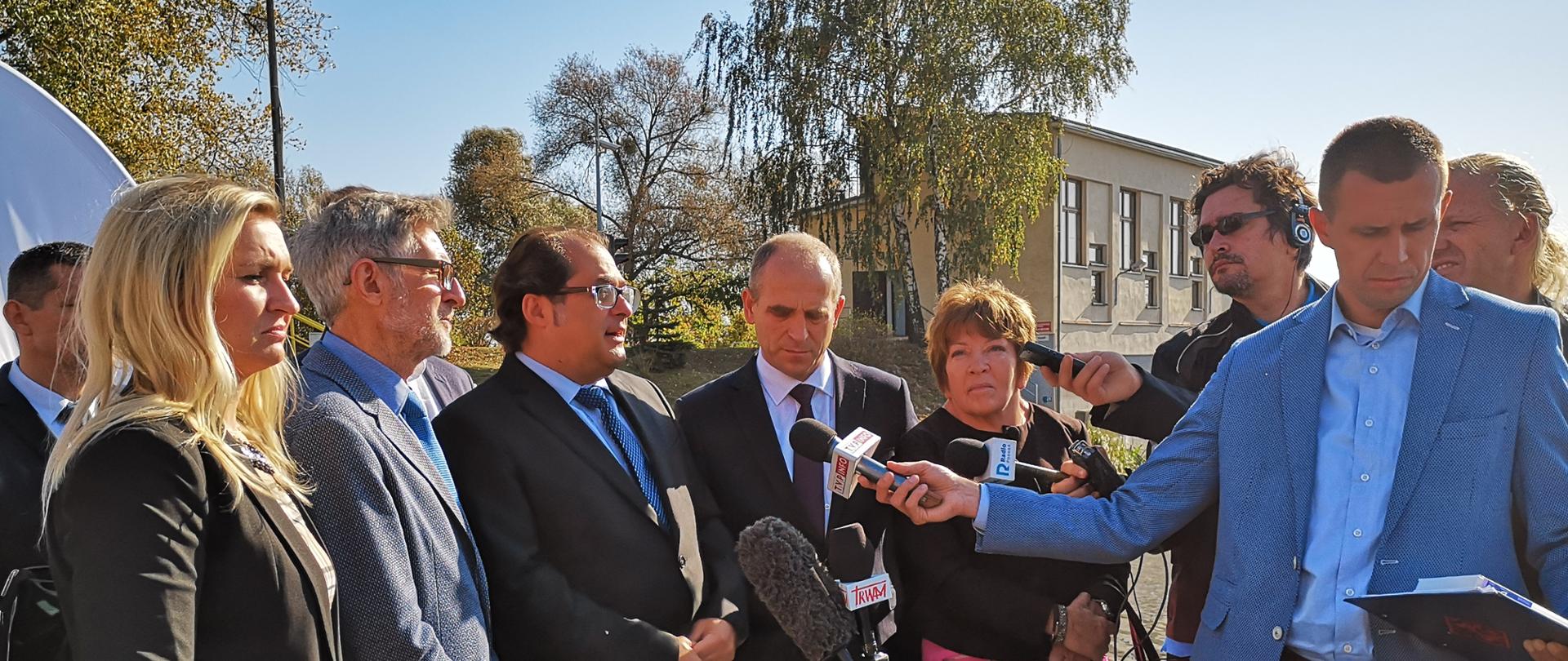 Minister Marek Gróbarczyk w trakcie konferencji prasowej w Koninie, w towarzystwie Zenona Chojnackiego, kandydata na prezydenta Konina