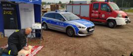 Na zdjęciu strażacy i policjanci uczą pierwszej pomocy kierowcę