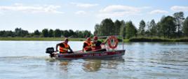 Strażacy PSP wypłynęli łódką na wodę podczas pokazu ratownictwa wodnego
