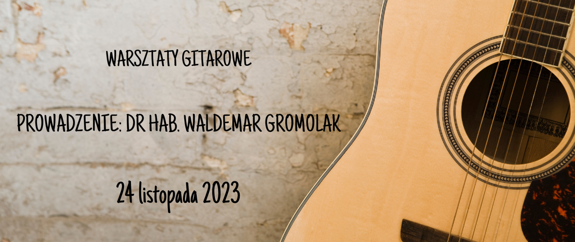 Na tle ściany z prawej strony gitara, zlewej strony tekst w kolorze czarnym "warsztaty gitarowe, prowadzenie: dr hab. Waldemar Gromolak, 24 listopada 2023".