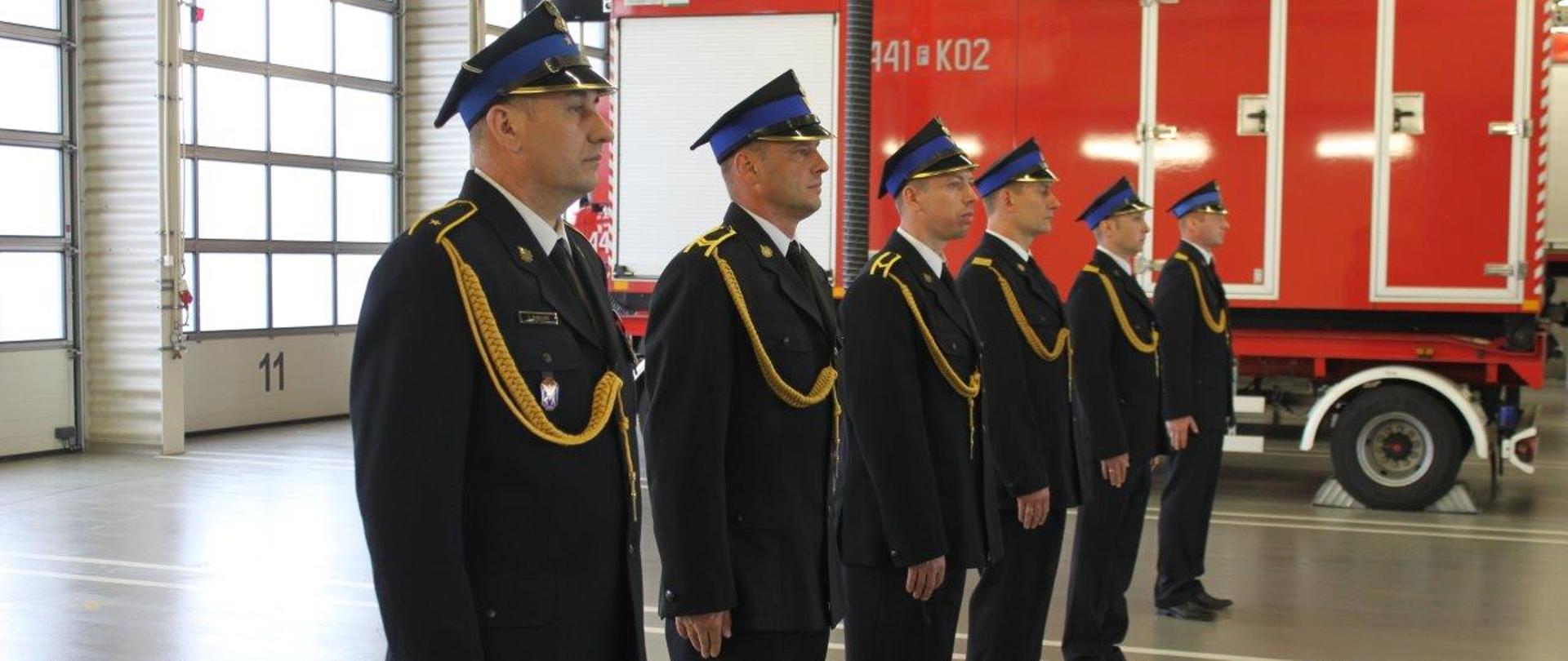 Powiatowe Obchody Dnia Strażaka Żagań 2021 - strażacy w szyku na tle samochodu bojowego