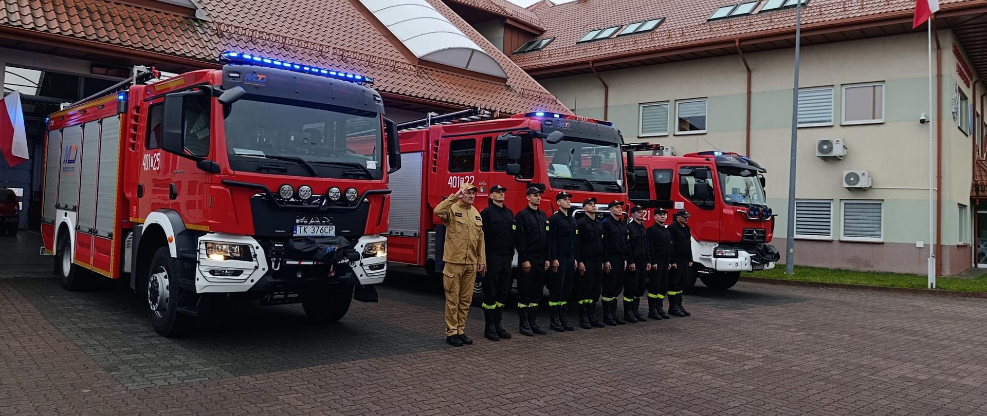 Zdjęcie przedstawia strażaków podczas zbiórki.