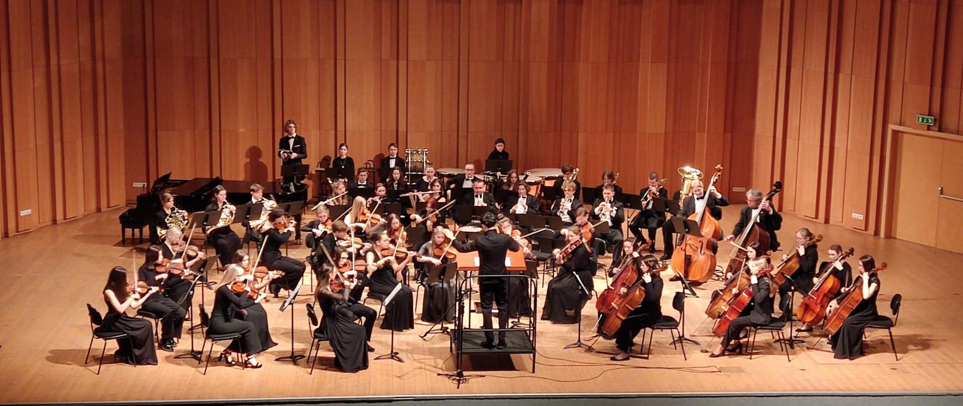 Na scenie Polska Młodzieżowa Orkiestra Symfoniczna pod dyrekcją Filipa Hugeta