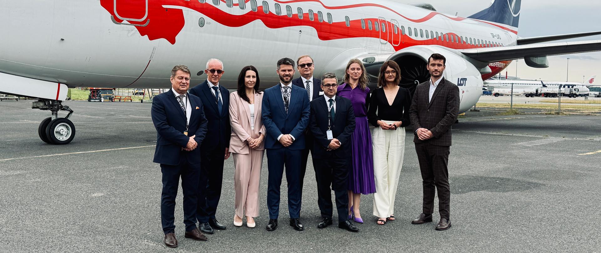 Przedstawiciele RARS i PLL LOT na tle samolotu