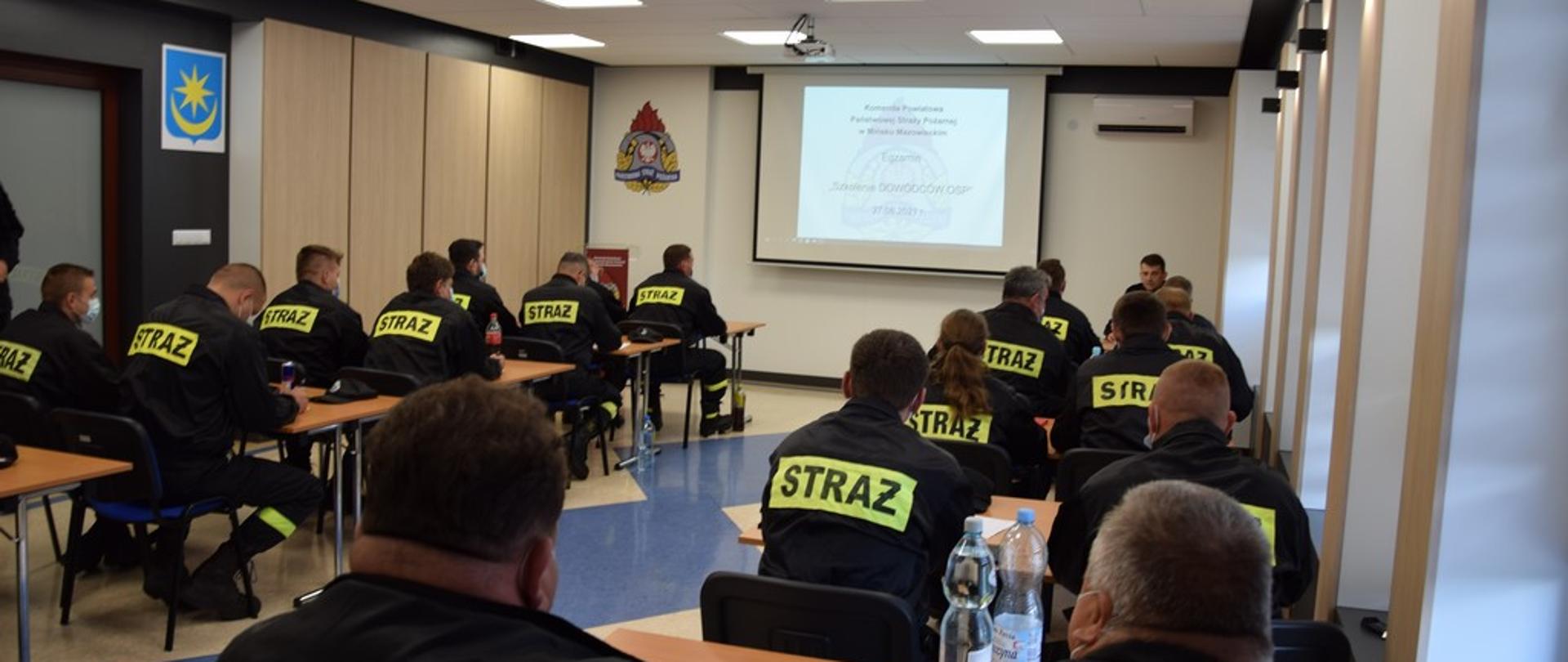 
Słuchacze szkolenia dowódców OSP na sali egzaminacyjnej piszący egzamin