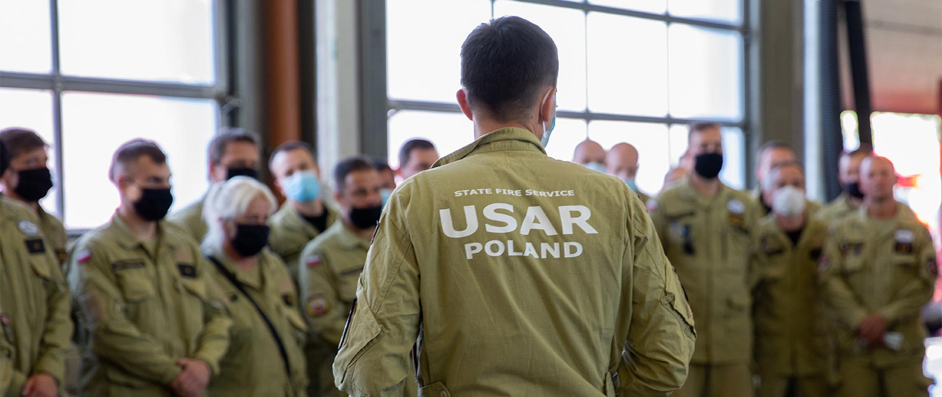 Na zdjęciu: strażacy przygotowujący się na misję ratowniczą w Libanie