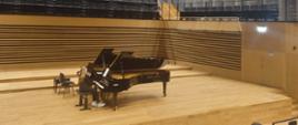Uczennica grająca na fortepianie Fazioli na scenie sali koncertowej PSM