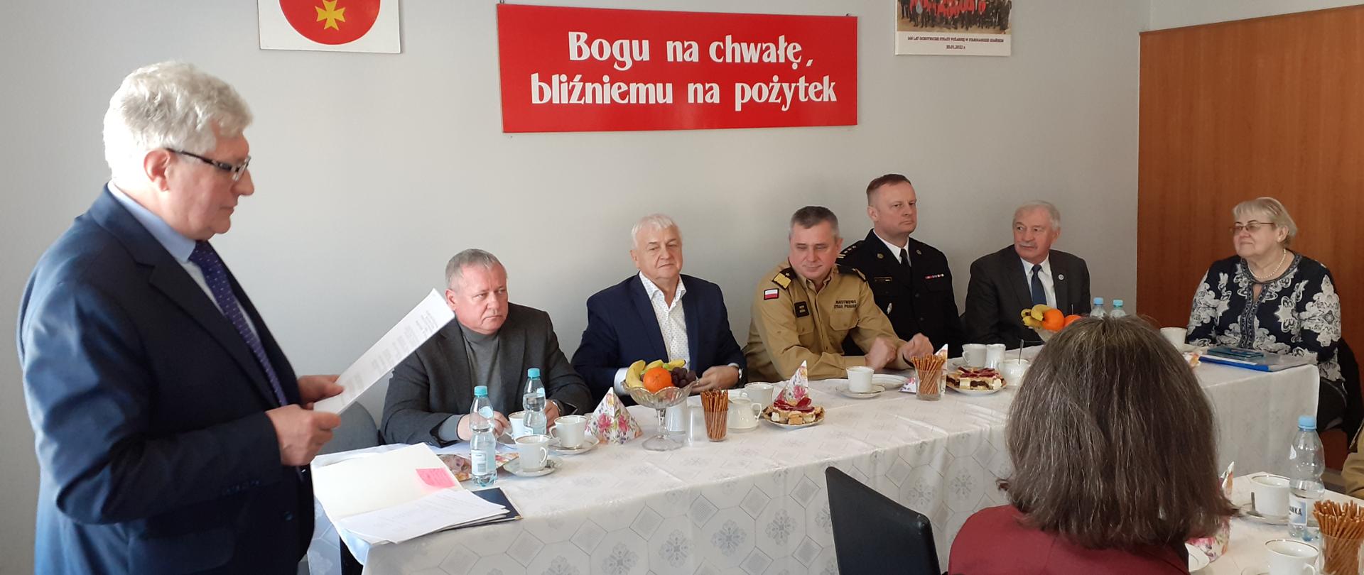 Fotografia przedstawia otwarcie Wojewódzkiego Zjazdu Delegatów. Na zdjęciu stół prezydialny i zaproszeni goście.