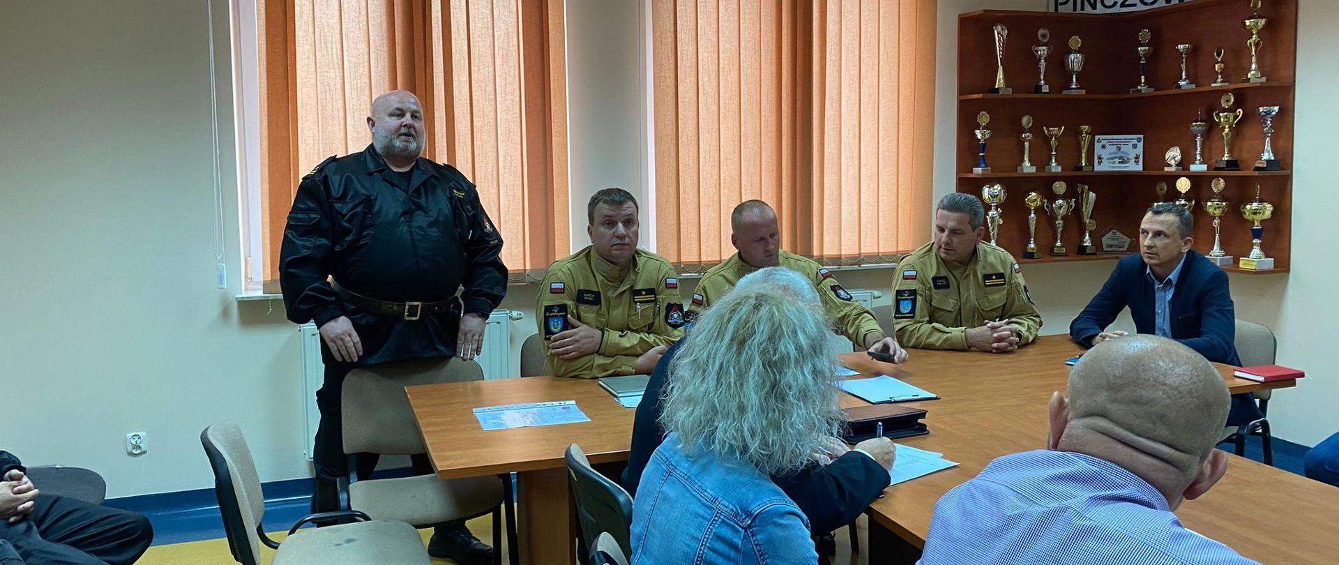 Komendanci PSP i strażacy OSP podczas spotkania
