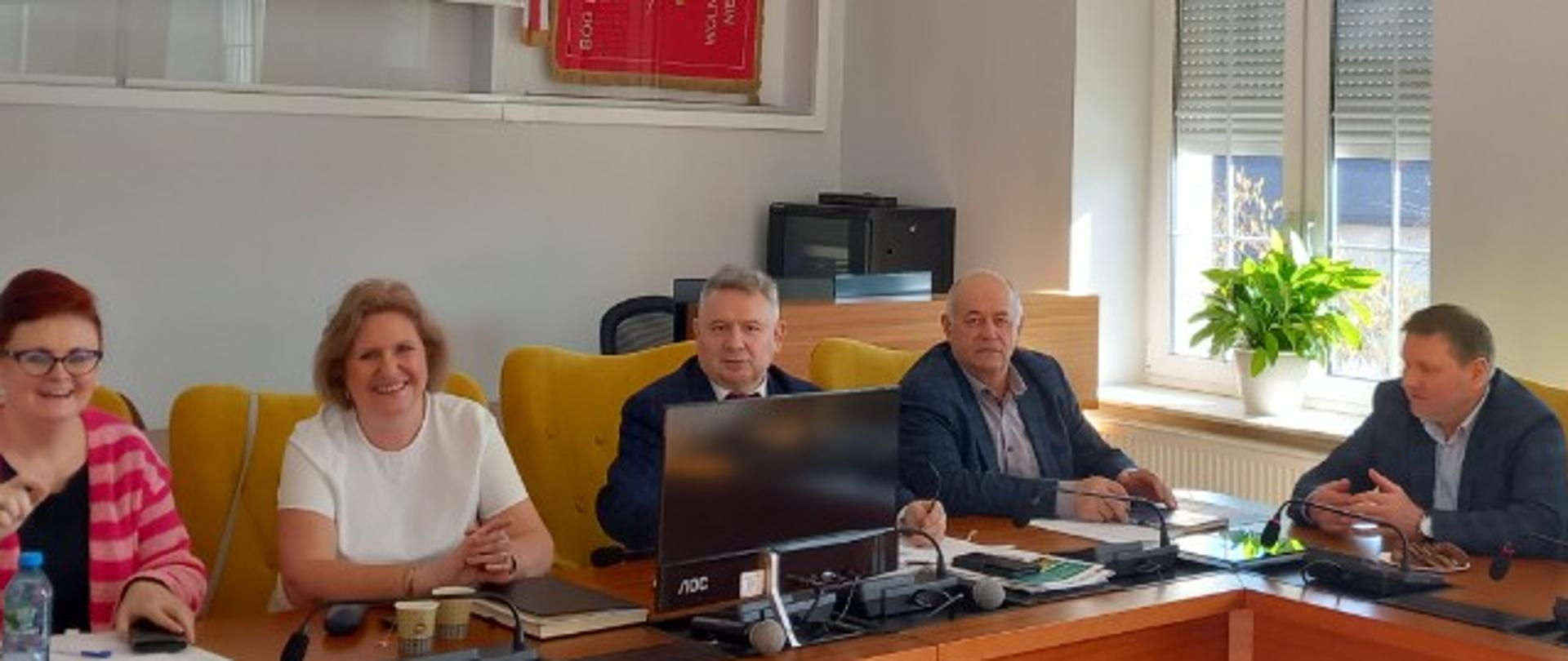 Widok sali konferencyjnej i uczestników spotkania