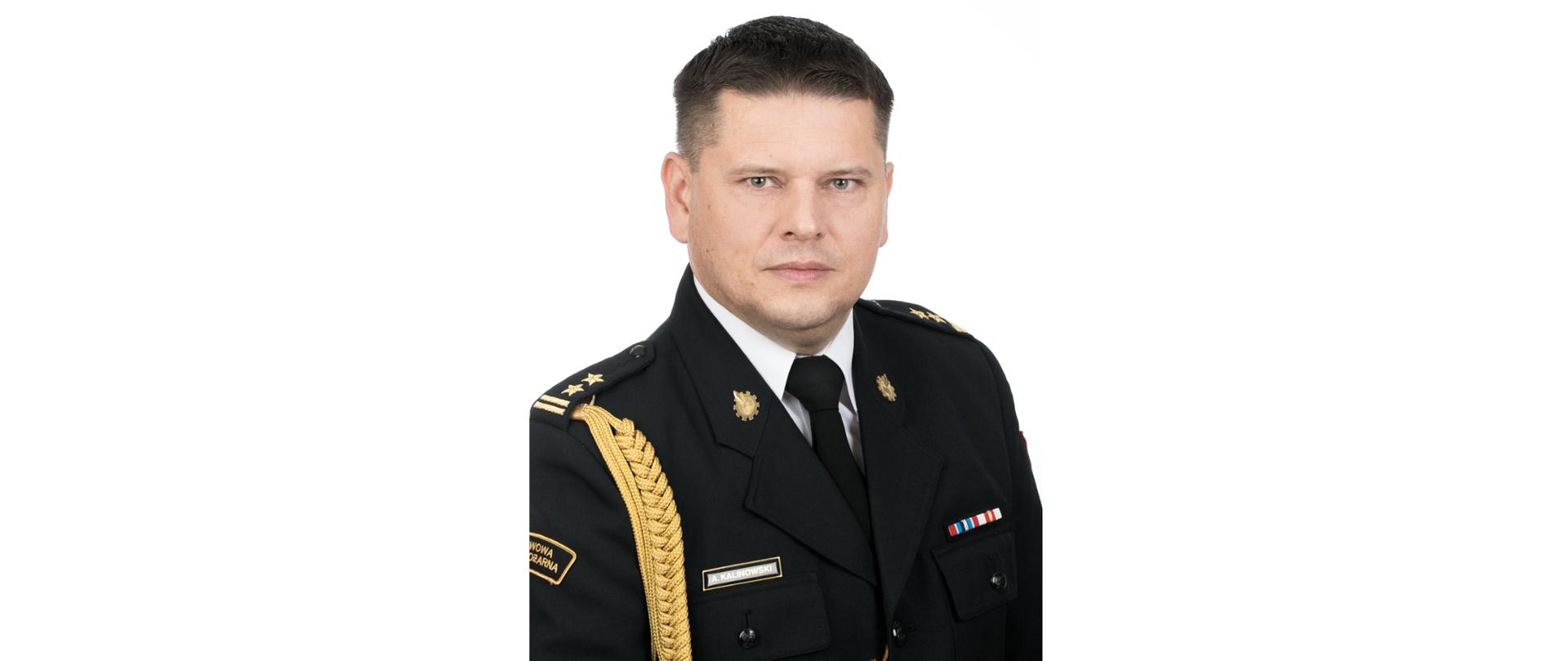 Zdjęcie portretowe komendanta bryg. Andrzeja Kalinowskiego na białym tle w mundurze galowym.