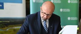 Podpisanie umowy w siedzibie NFOŚiGW. Na zdjęciu Robert Gajda – zastępca prezesa zarządu NFOŚiGW.