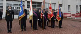 Fotografia przedstawia poczet flagowy Ochotniczych Straży Pożarnych na placu uroczystości