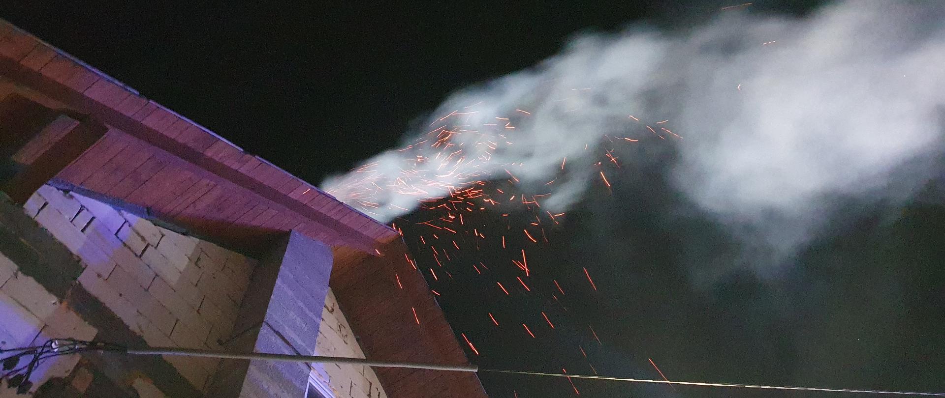 Iskry wydobywające się z palącego komina.