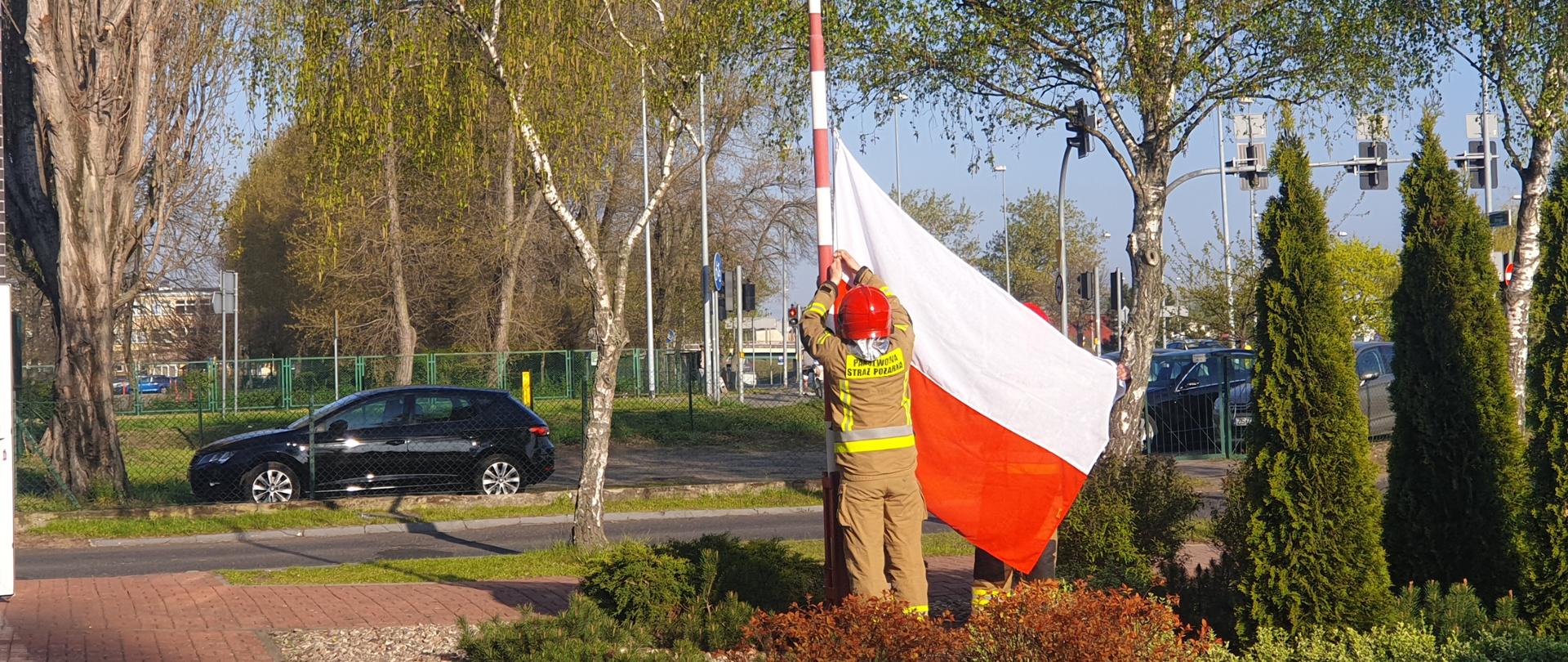 Dzień Flagi 2022 w JRG 2. Na zdjęciu strażacy podczas uroczystej zmiany służby.