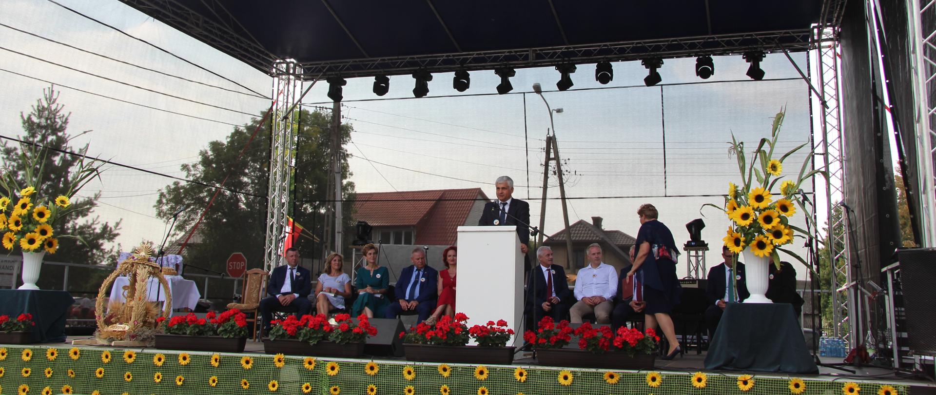 Wojewoda podlaski na dożynkach w Szumowie