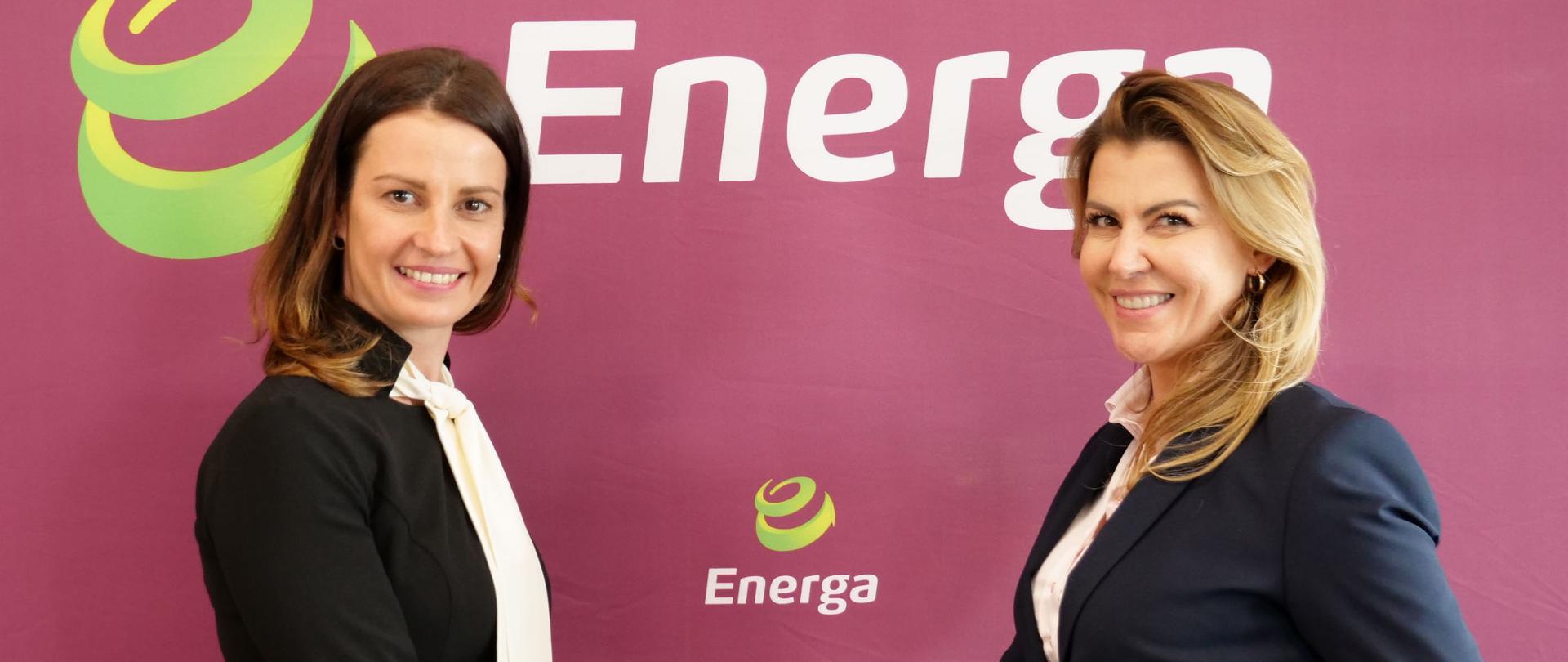 Minister sportu Danuta Dmowska-Andrzejuk wita się z Adrianną Sikorską. W tle logo Energii.