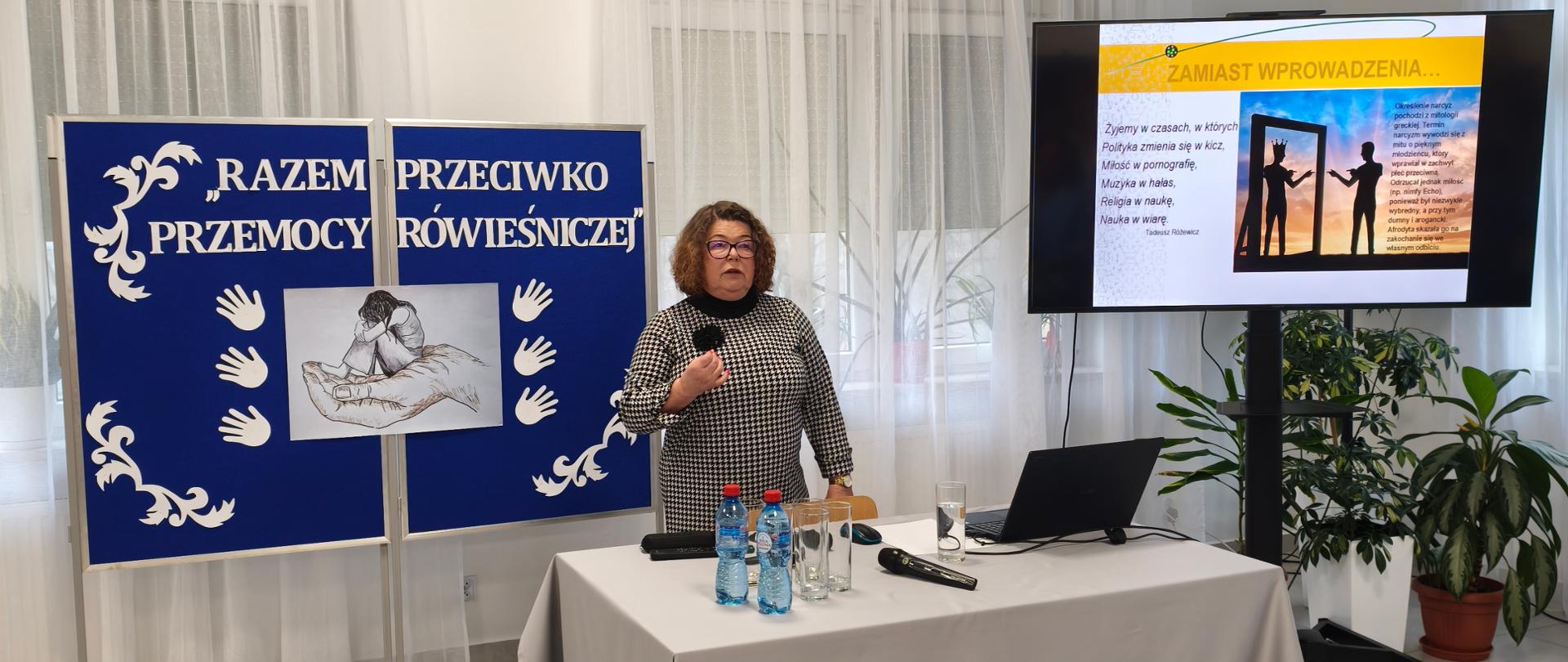 ZD4 – Pani Małgorzata Sitarczyk, psycholog, biegła sądowa, nauczyciel akademicki Lubelskiej Akademii WSEI podczas prelekcji pt. ,,Przemoc rówieśnicza w świetle patologii narcyzmu”