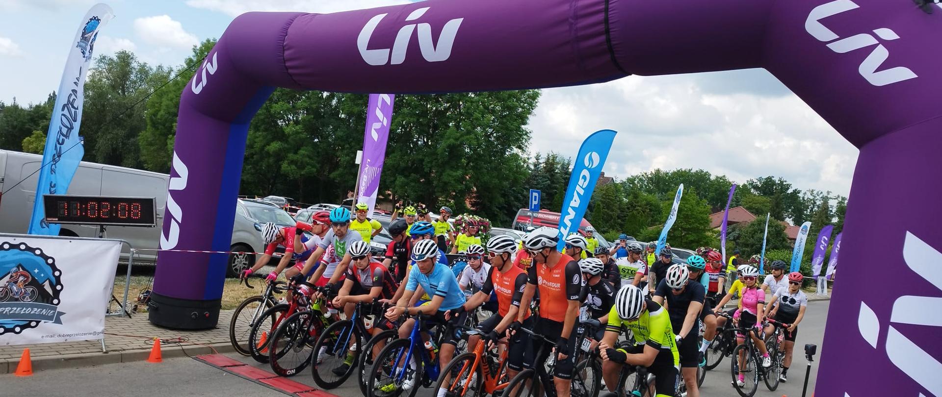 Zdjęcie przedstawia kolarzy stojących na starcie do wyścigu.