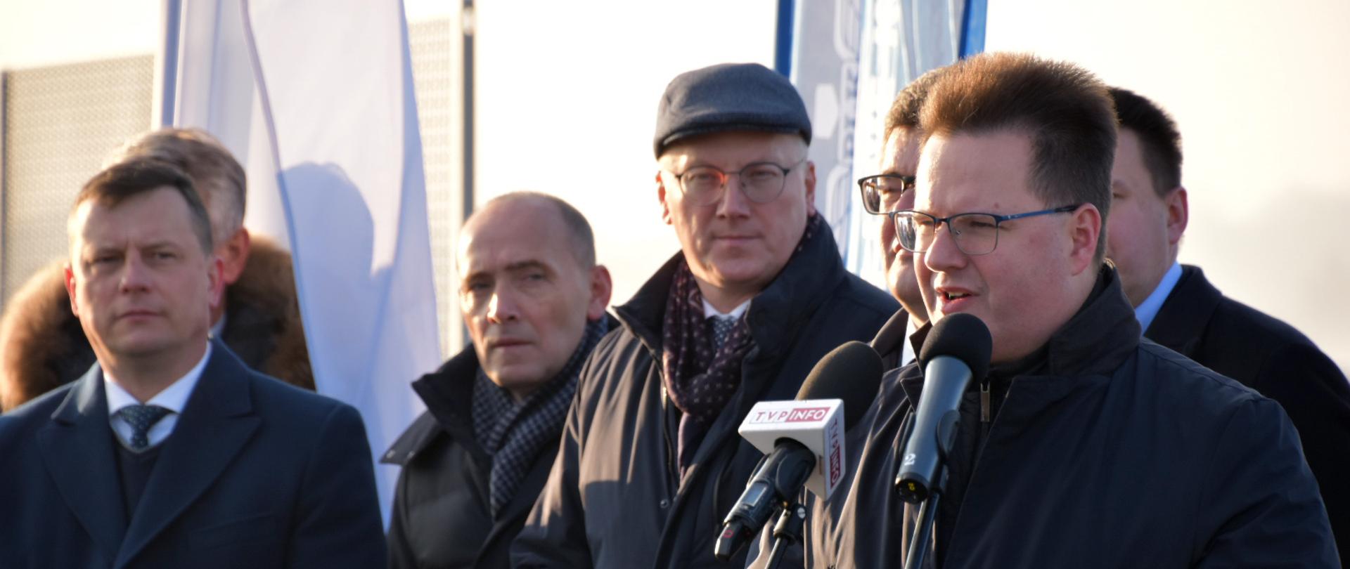 Wiceminister infrastruktury Andrzej Bittel podczas konferencji prasowej zorganizowanej z okazji otwarcia nowego wiaduktu w Tłuszczu