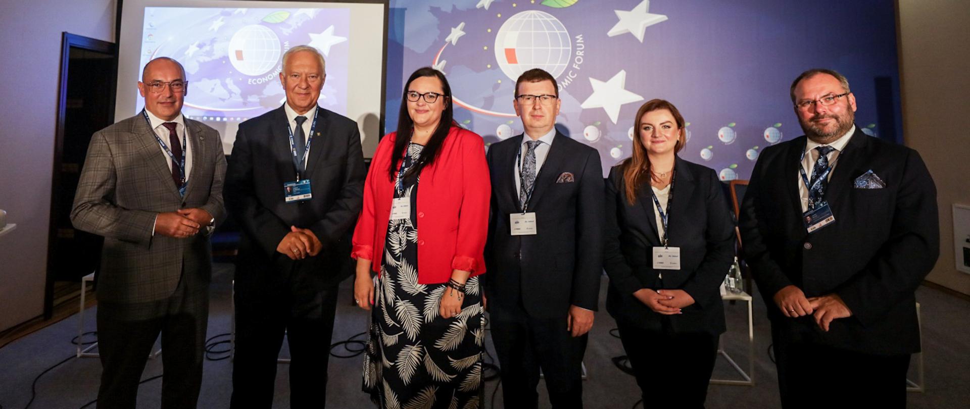 Grupa osób pozuje do zdjęcia. Trzecia od lewej wiceminister Małgorzata Jarosińska-Jedynak.