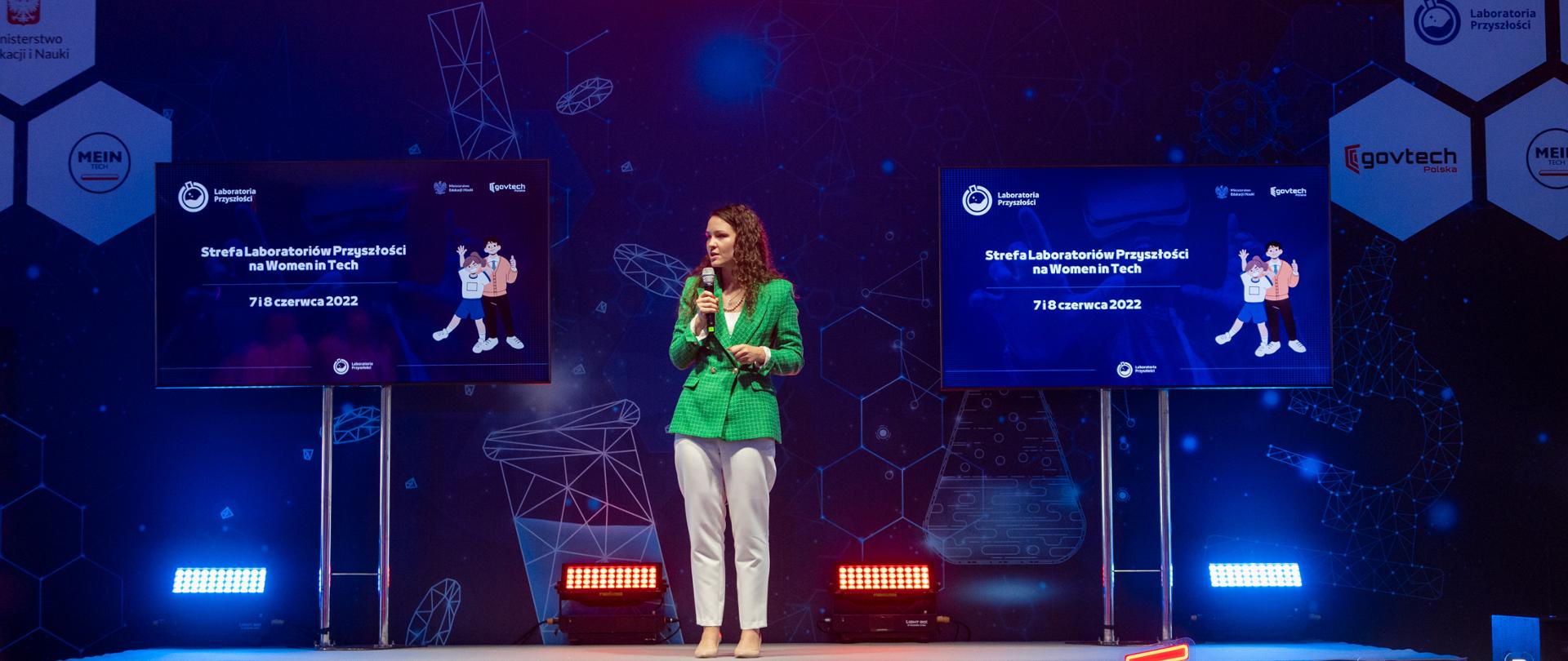Na scenie przemawia Justyna Orłowska - Pełnomocnik Prezesa Rady Ministrów ds. GovTech oraz Pełnomocnik Ministra Edukacji i Nauki ds. transformacji cyfrowej. 