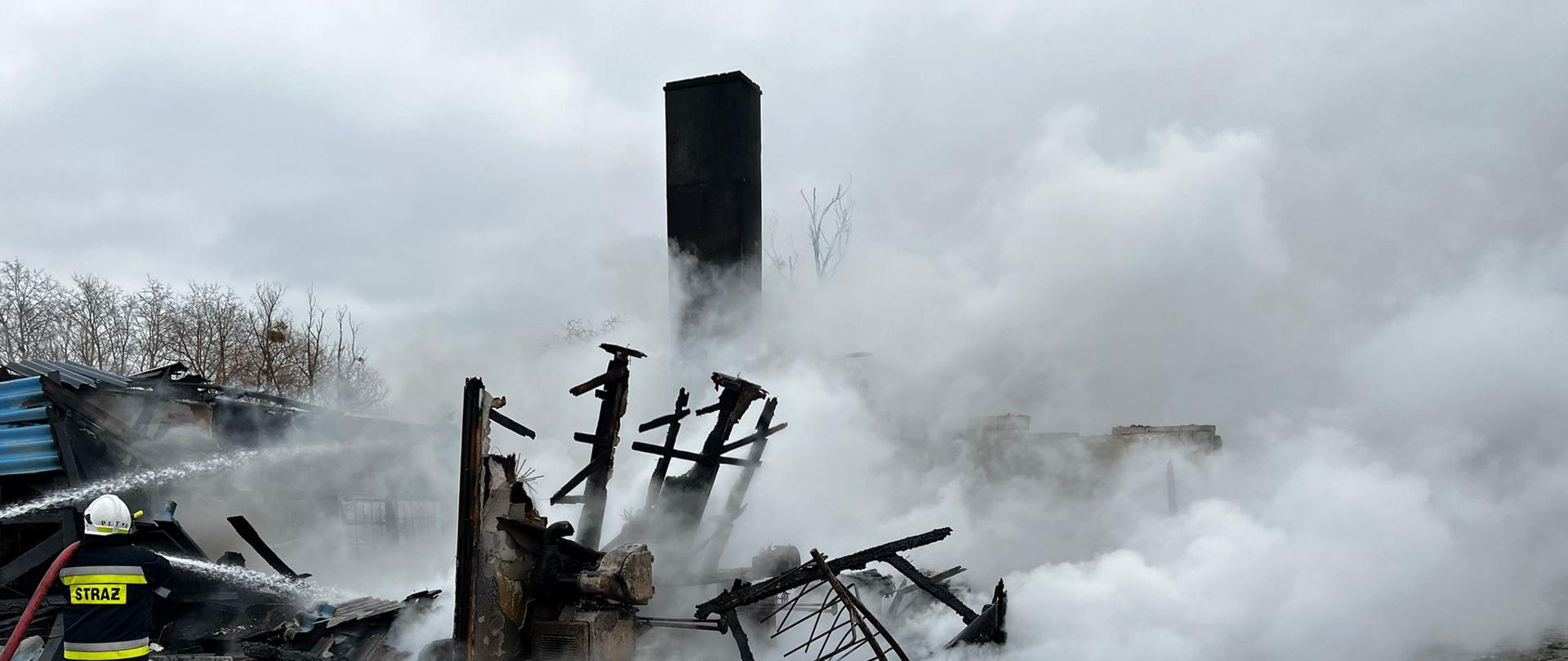 Komin w otoczeniu dymu