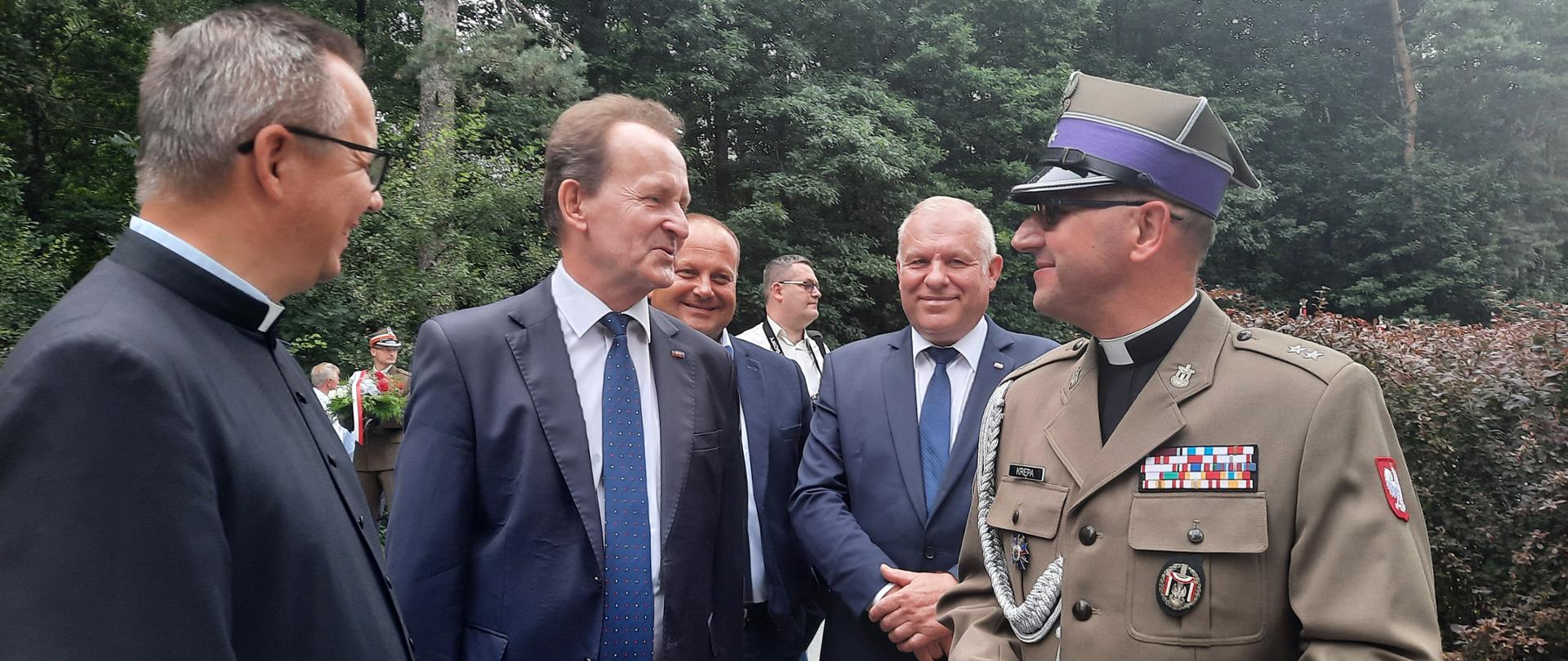 wiceminister Włodzimierz Bernacki podczas obchodów 77. rocznicy Akcji III Most w Wał-Rudzie w województwie małopolskim.