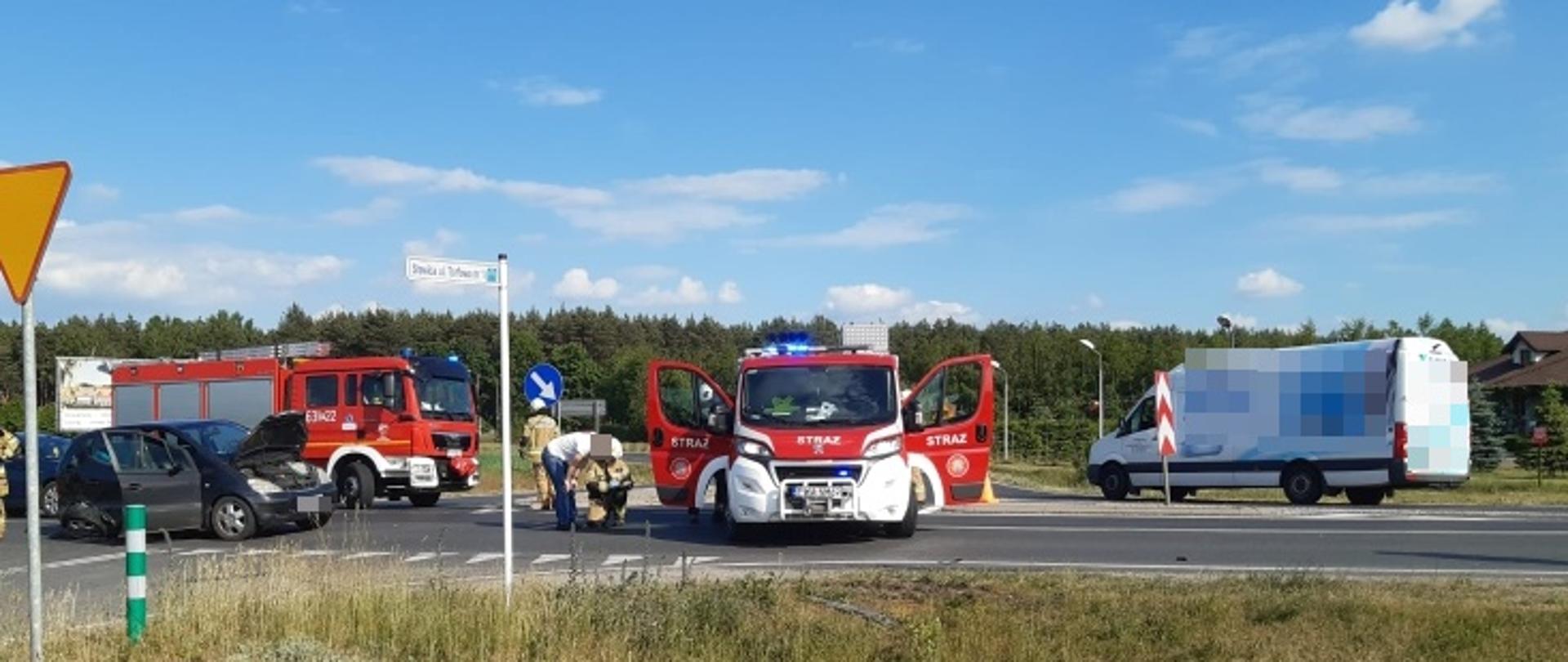 Na zdjęciu widać rozbity pojazd oraz pojazdy służb ratowniczych 