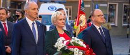 Wicewojewoda złożyła kwiaty pod tablicą poświęconą sybirakom. Od lewej Jacek Szumański doradca wojewody, Teresa Barańska wicewojewoda opolski, Mariusz Nieckarz dyrektor biura wojewody.