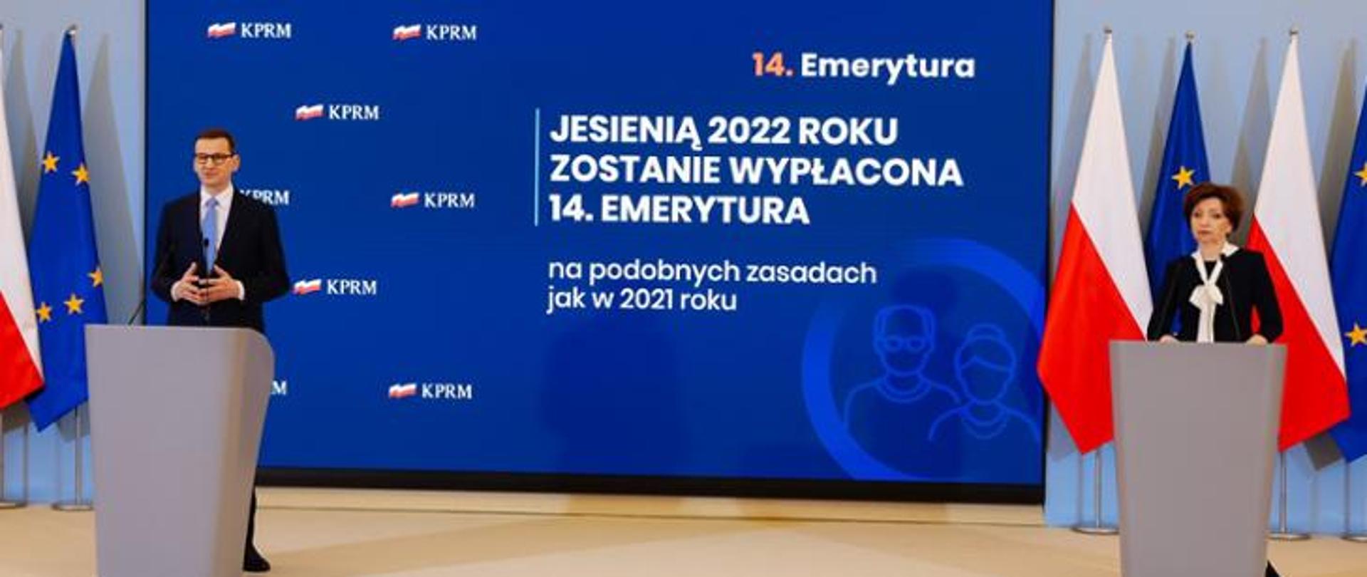 Mężczyzna i kobieta stojący przy mównicach i przemawiający 