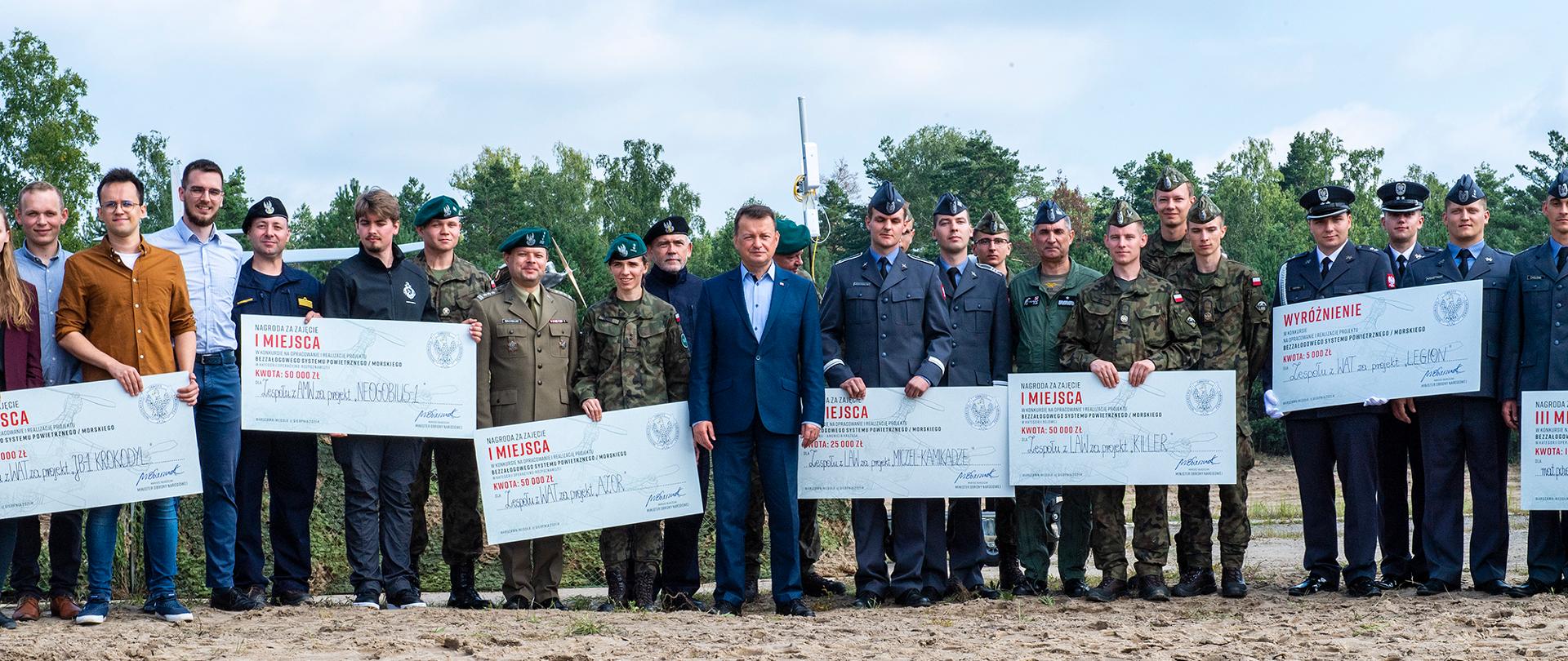 Spotkanie ministra obrony narodowej z laureatami konkursu na projekt drona 