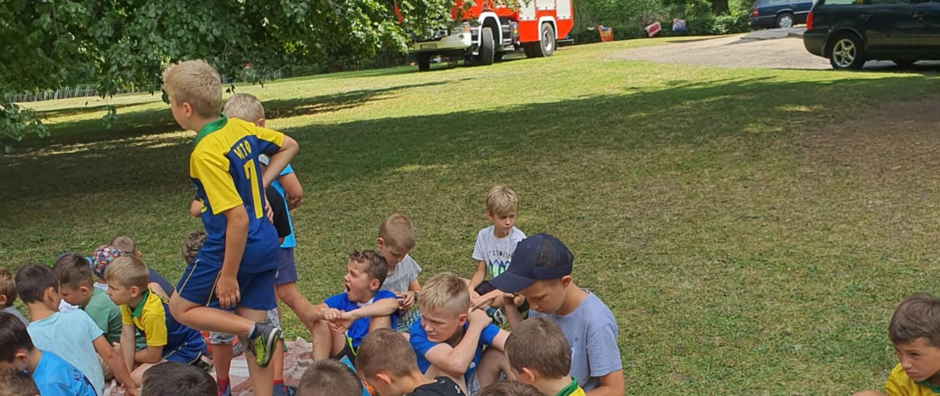 Dzieci korzystające z letniego wypoczynku.