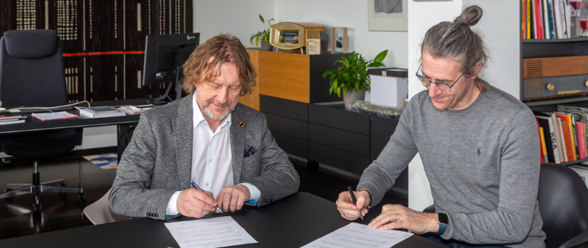 zdjęcie: rektor ASP im. Władysława Strzemińskiego w Łodzi dr hab. Przemysław Wachowskiego oraz dyrektor OSB im. Feliksa Parnella w Łodzi p. Karol Urbański podpisują list intencyjny o współpracy