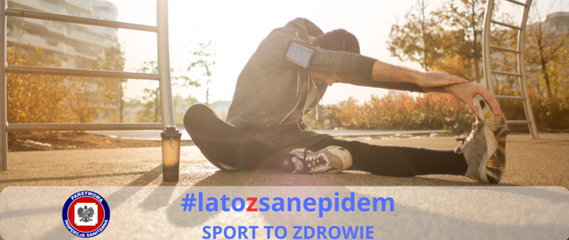 Na zdjęciu widoczna sylwetka osoby ćwiczącej. w dolnym lewym rogu logo Inspekcji Sanitarnej a dalej napis #latozsanepidem Sport to zdrowie