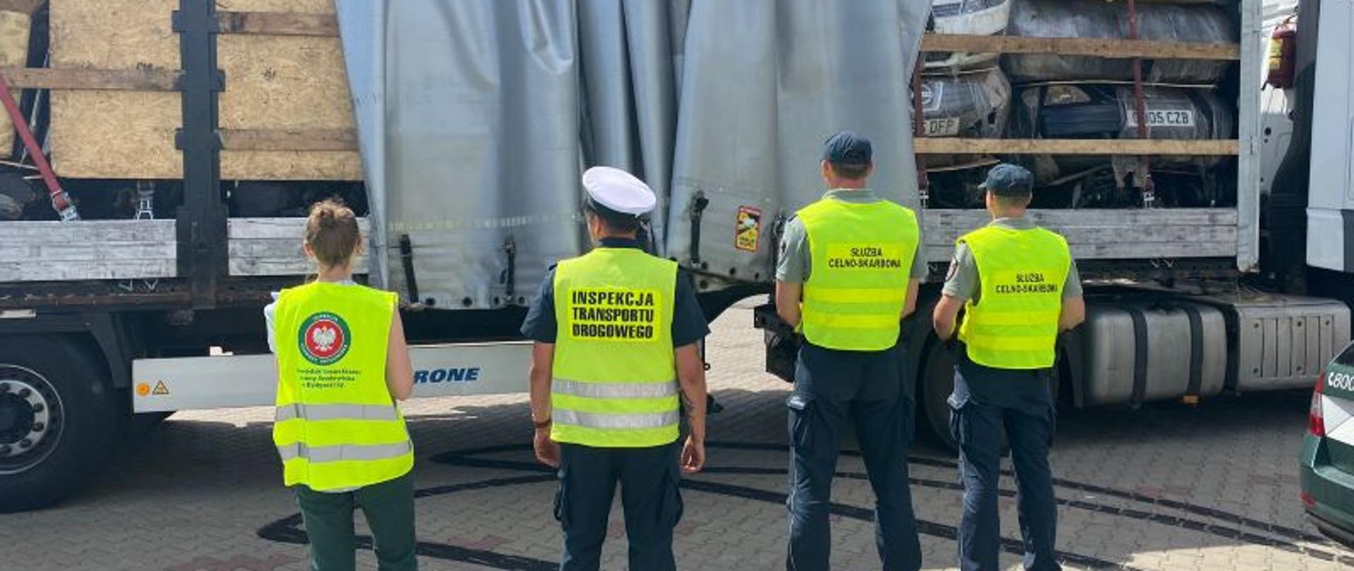 Funkcjonariusze KAS, ITD oraz WIOŚ podczas oględzin poajzdu.