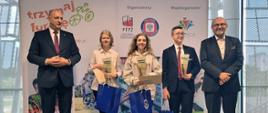 Laureaci konkursu stoją w rzędzie trzymając nagrody