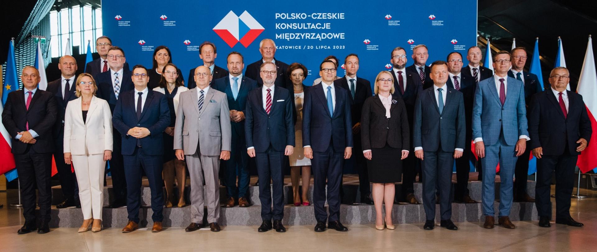 Premier Mateusz Morawiecki oraz delegacje podczas międzyrządowych konsultacji polsko-czeskich w Katowicach.