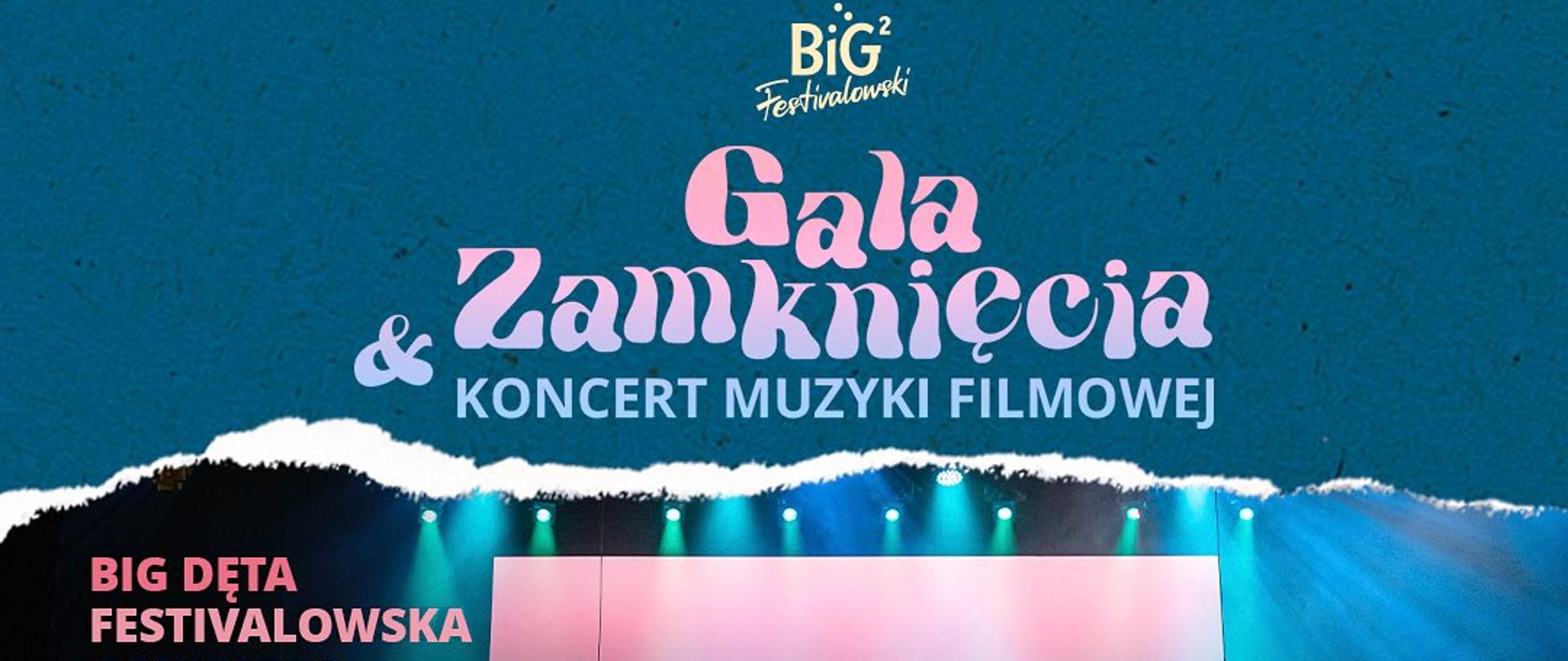 Grafika w kolorystyce granatu i pudrowego różu. W centrum zdjęcie orkiestry młodzieżowej ubranej w szlafroki, na przodzie dyrygent zwrócony w stronę publiczności, z uniesioną do góry ręką trzymającą batutę. Zdjęcie z oddalenia. Na zdjęciu napisy - treść z grafiki jest w opisie koncertu.