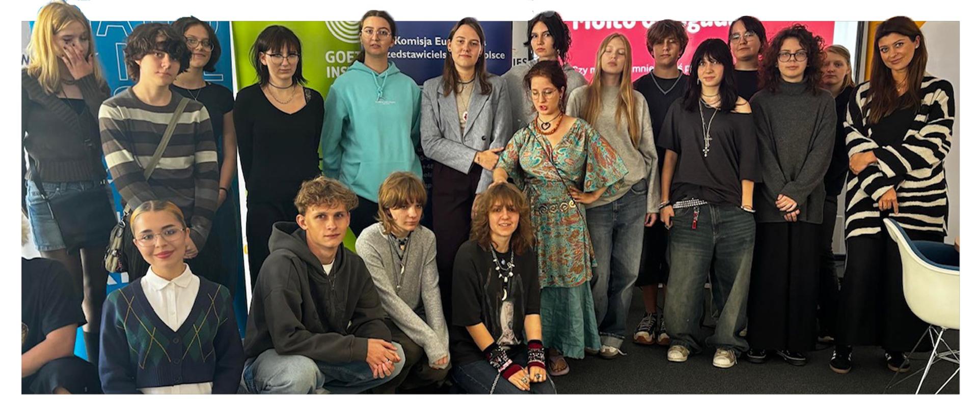 Uczniowie wraz z nauczycielką języka angielskiego panią Mileną Iwanicką-Giereś podczas Europejskiego Dnia Języków Obcych