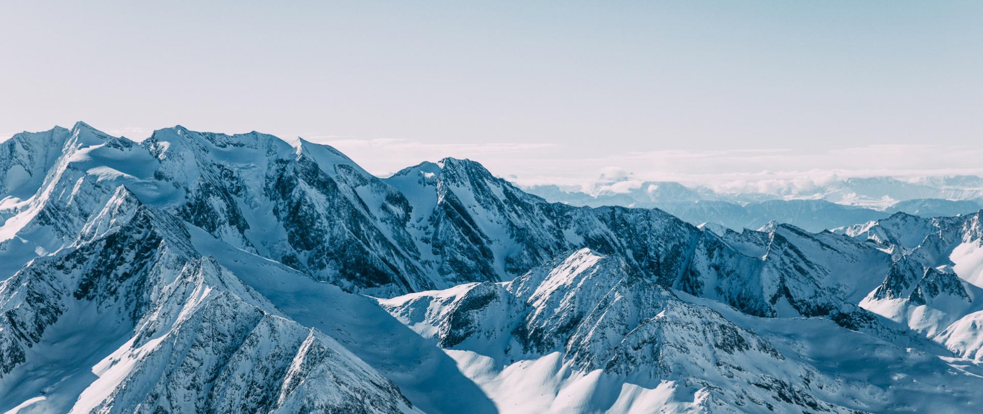 Na zdjęciu są ośnieżone szczyty gór.