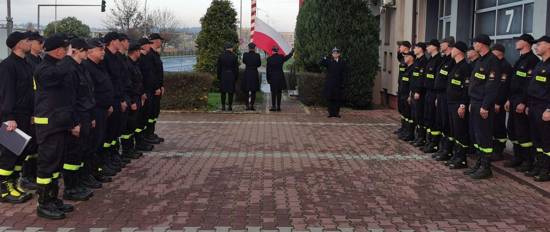 Na zdjęciu przemyscy strażacy podczas uroczystości pożarniczej z okazji Narodowego Święta Niepodległości.