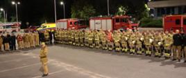 Zdjęcie przedstawia strażaków podczas odprawy przed ćwiczeniami