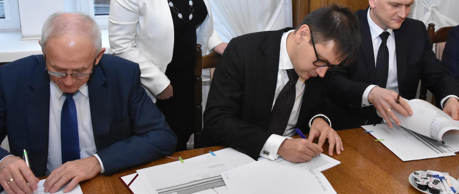 Minister Energii Krzysztof Tchórzewski i prezes zarządu PSE S.A. Eryk Kłossowski